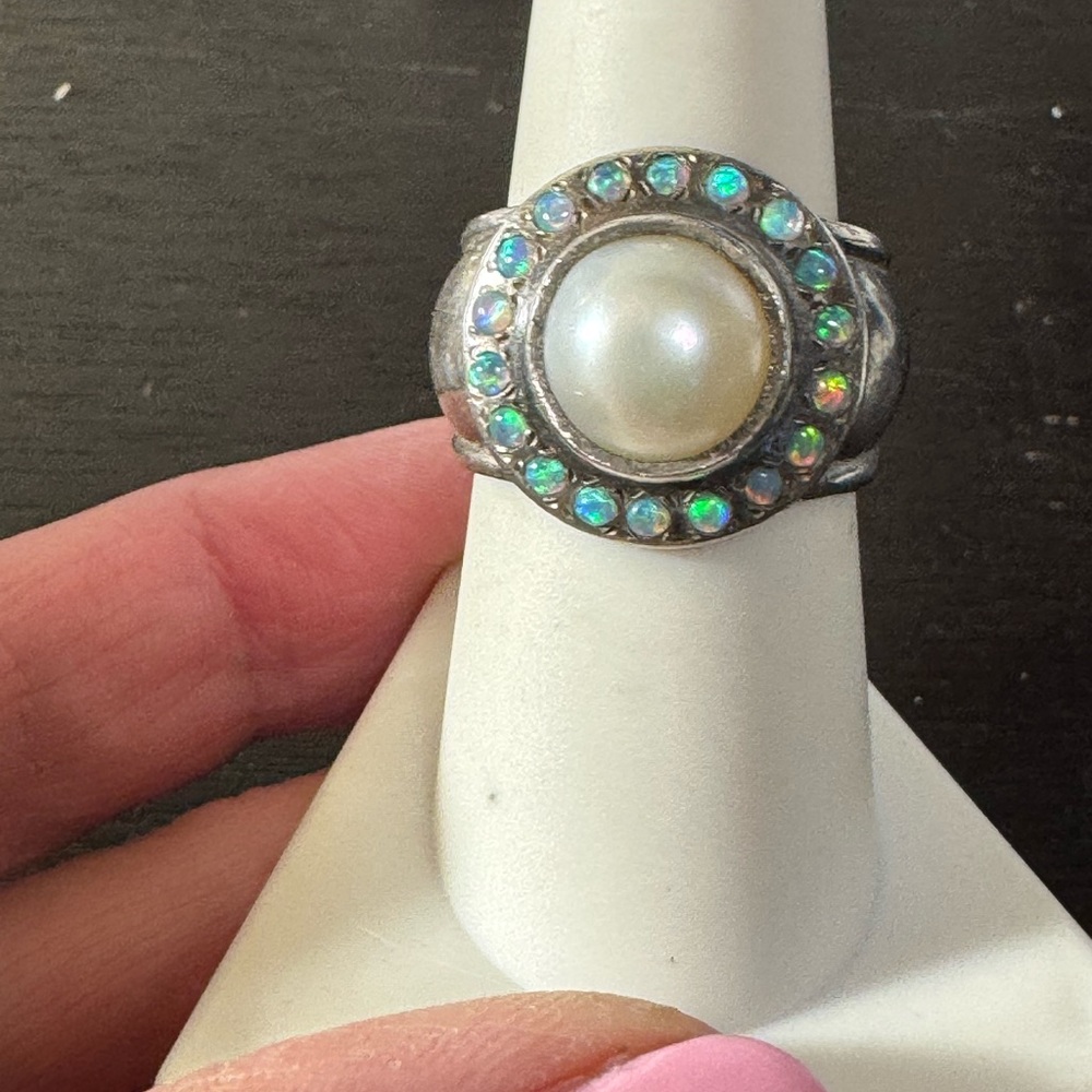 Vintage Silver Ring with Pearl and Opalescent Gems - Picture 10 of 11